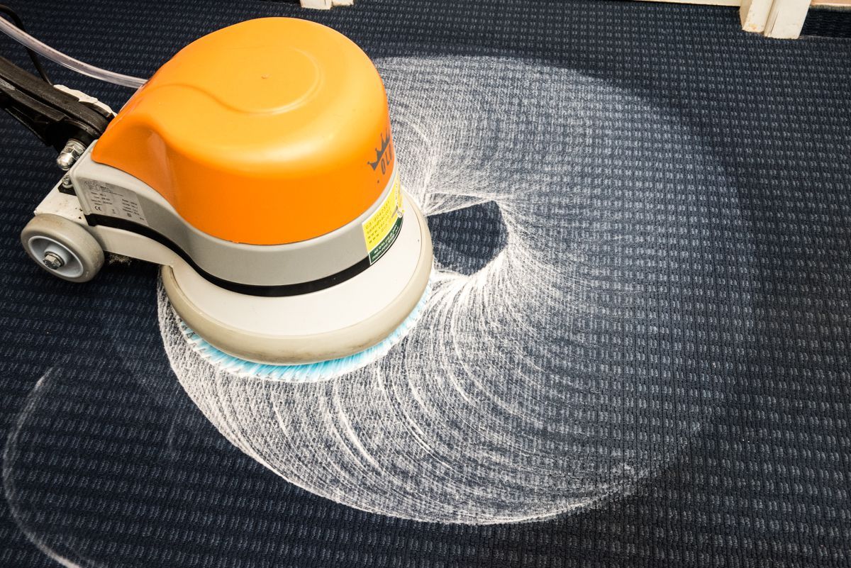 ביצוע שטיפה וניקוי לשטיח מקיר לקיר תוך שימוש במכונה ייעודית לכך