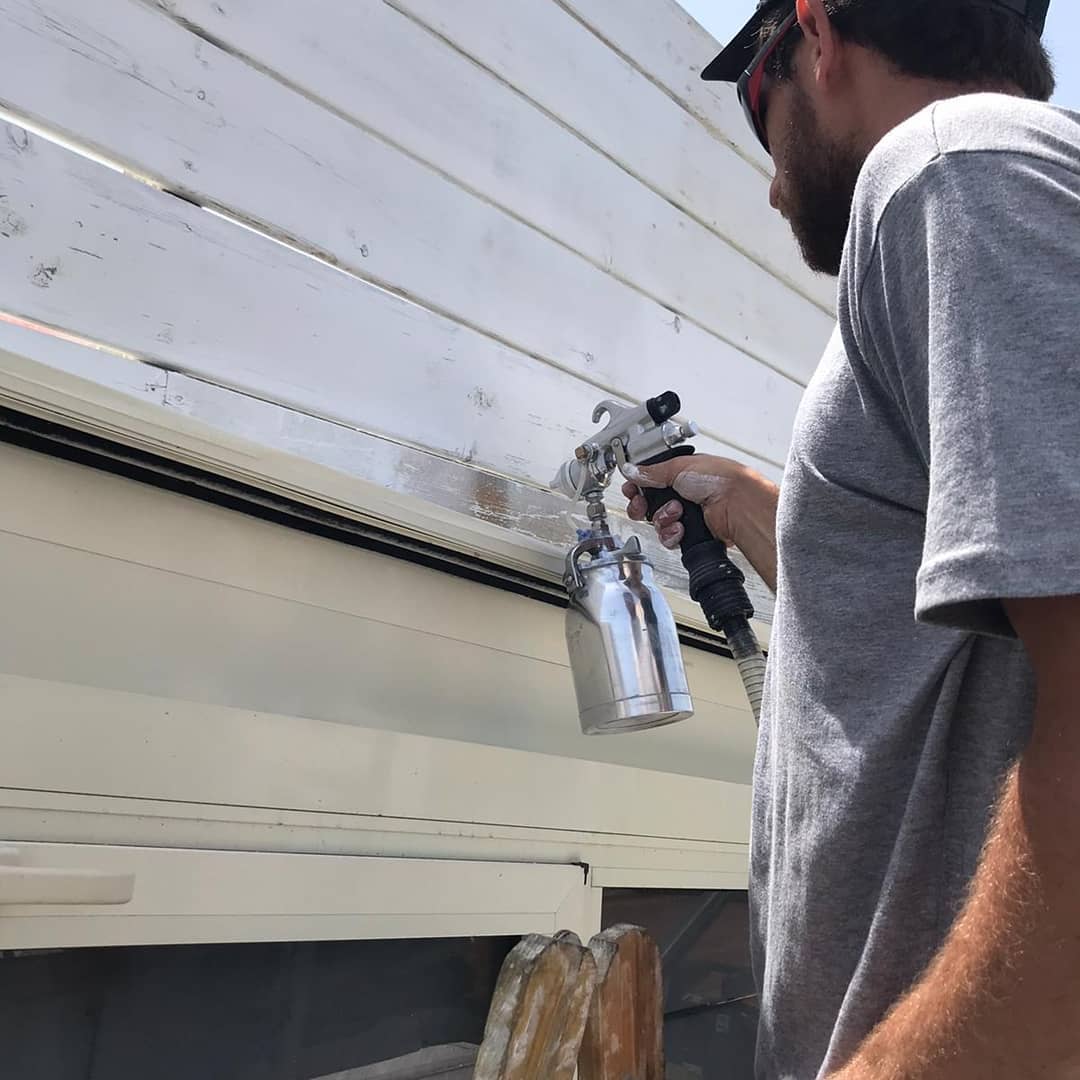  צביעת גדר בבית פרטי