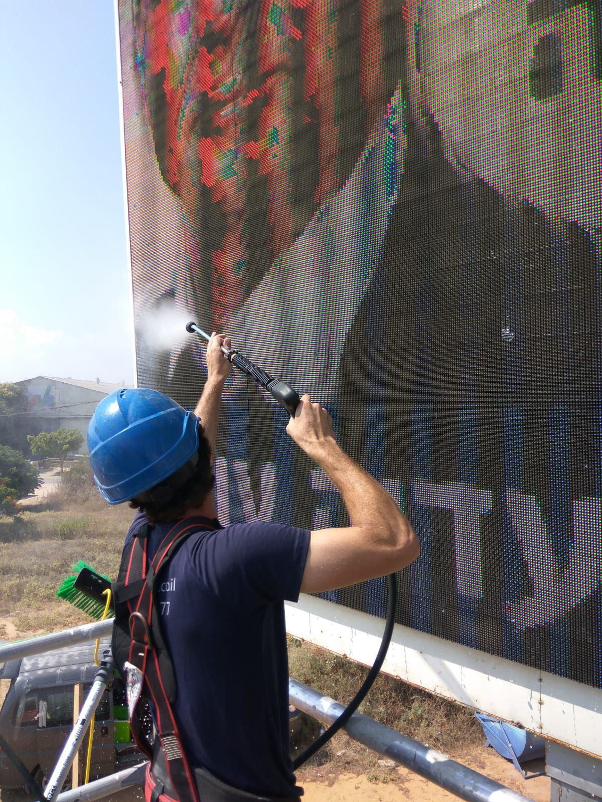 ניקוי שלטי חוצות בגובה