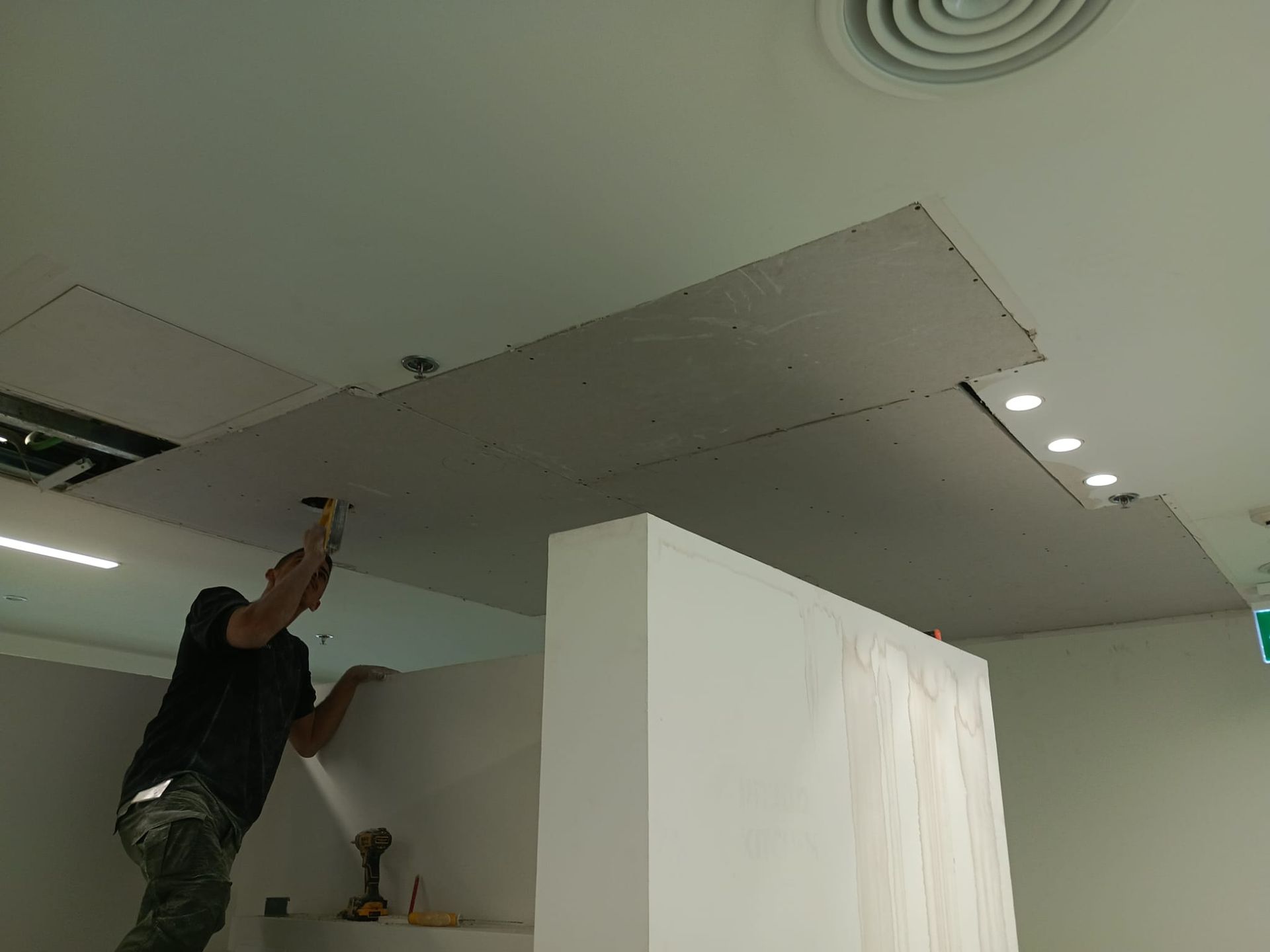 הצוות של פרש בפעולה - שיקום נזקים