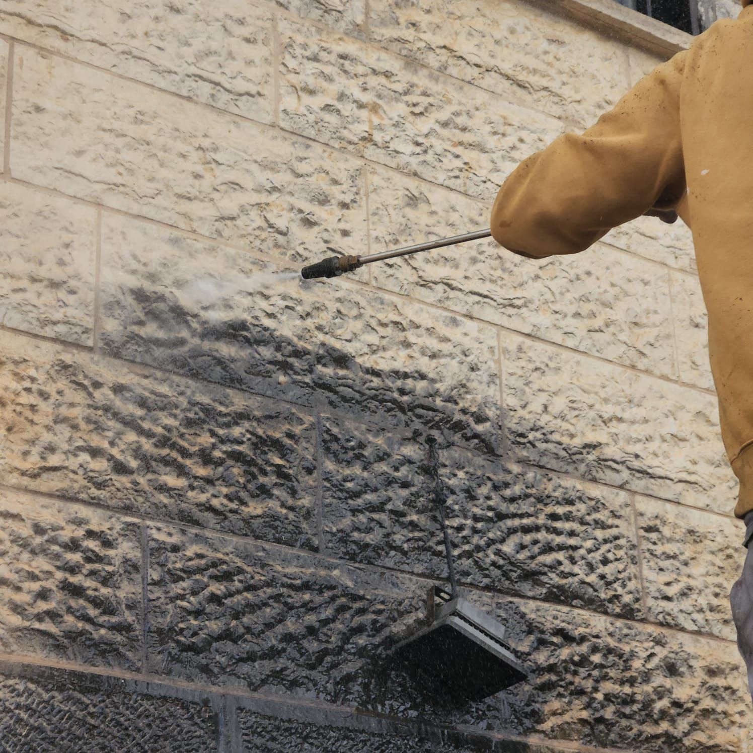 ניקוי אבן חוץ לאחר נזק אש