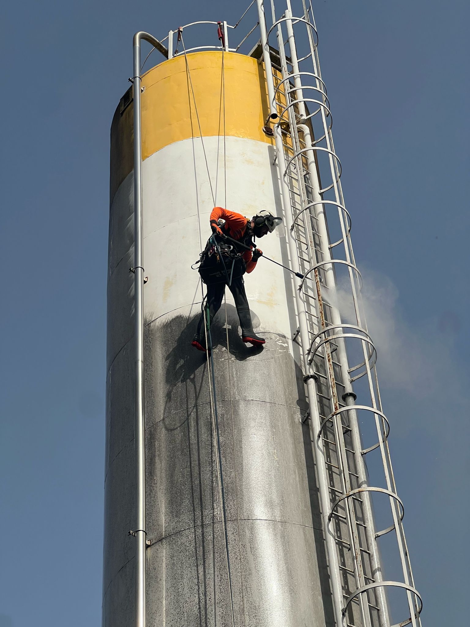 עבודות צבע חוץ במפעלים - מכלי סילו, ממגורות. עבודות גובה וגלישת מעטפת