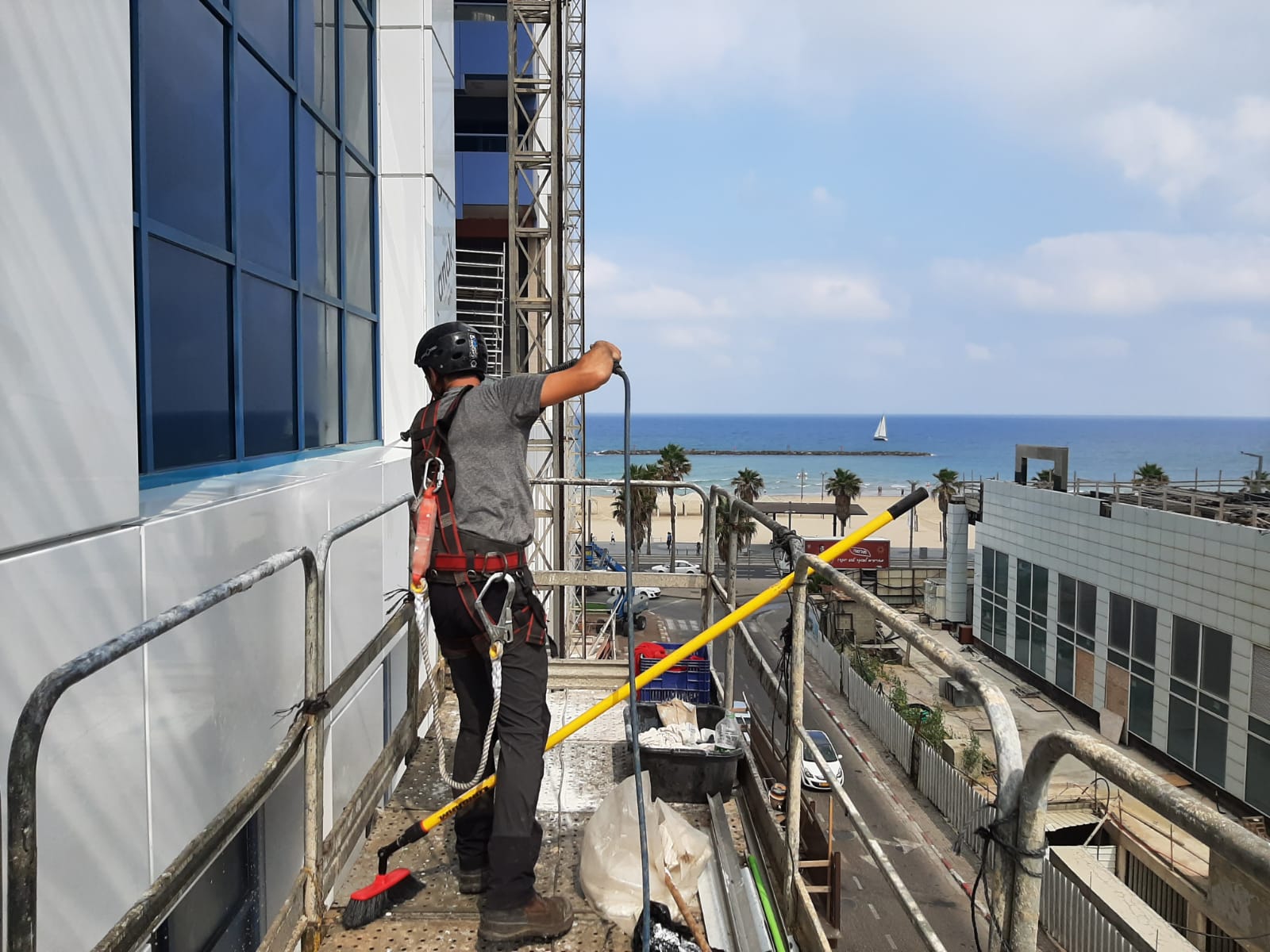 ניקוי חזיתות,עבודה בגובה