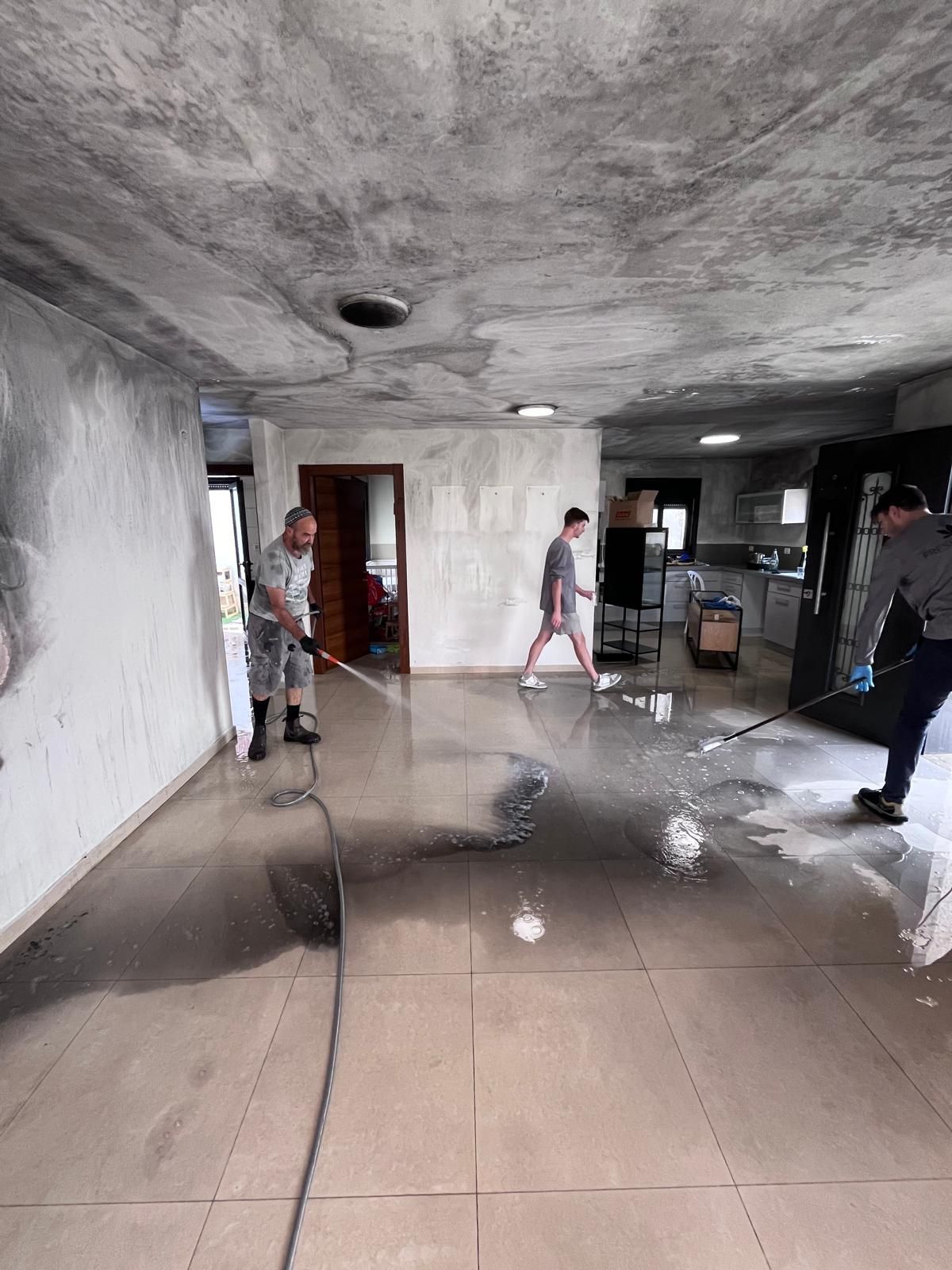 הצוות של פרש אנד קלין מטפלים בנזק אש 