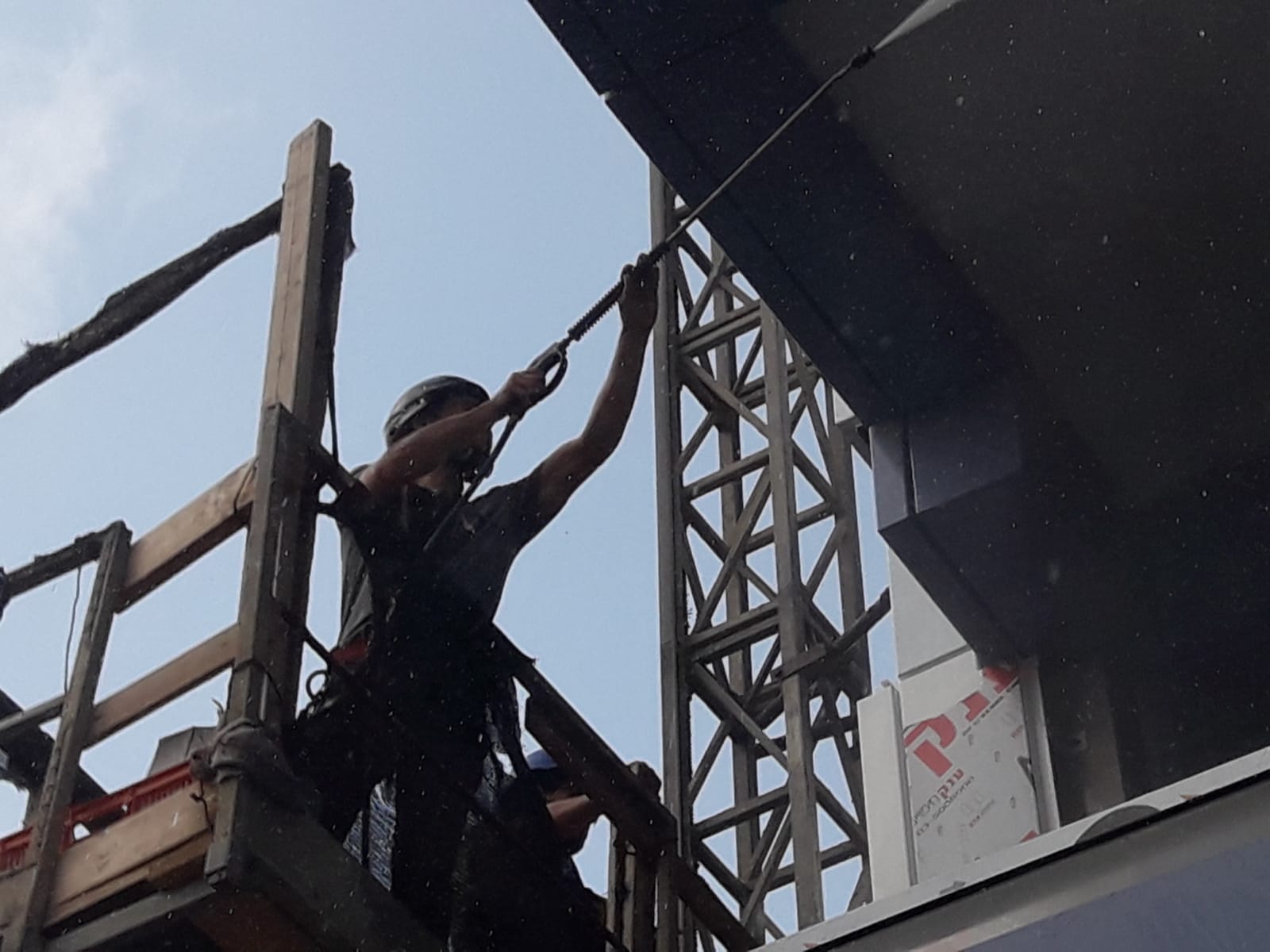 פרש אנד קלין בעבודת ניקוי ושטיפת חזיתות