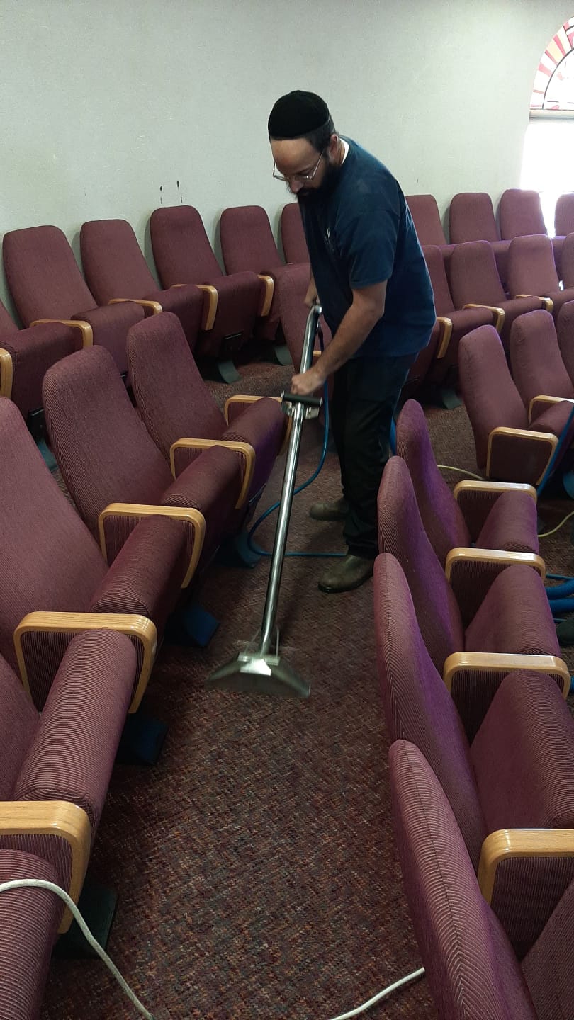 שאיבת וניקוי שטיחים מקיר לקיר בהיכל תרבות