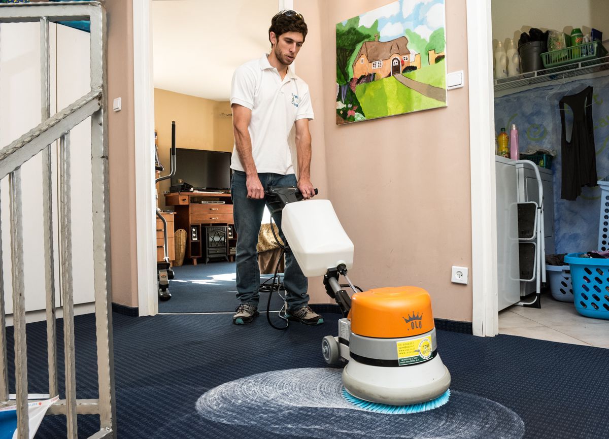 שימוש במכונות ייעודיות לביצוע שטיפה וניקוי לשטיחים מקיר לקיר 