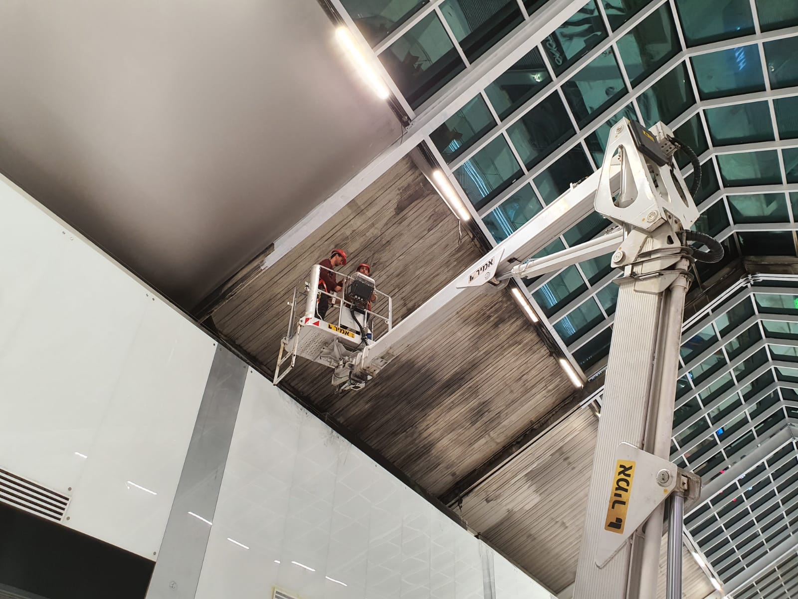 עבודות ניקוי פיח בגובה בתוך קניון