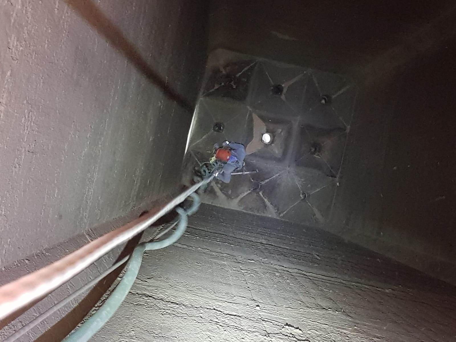 גלישת סנפלינג בחלל מוקף לביצוע עבודות במכלי סילו וממגורות