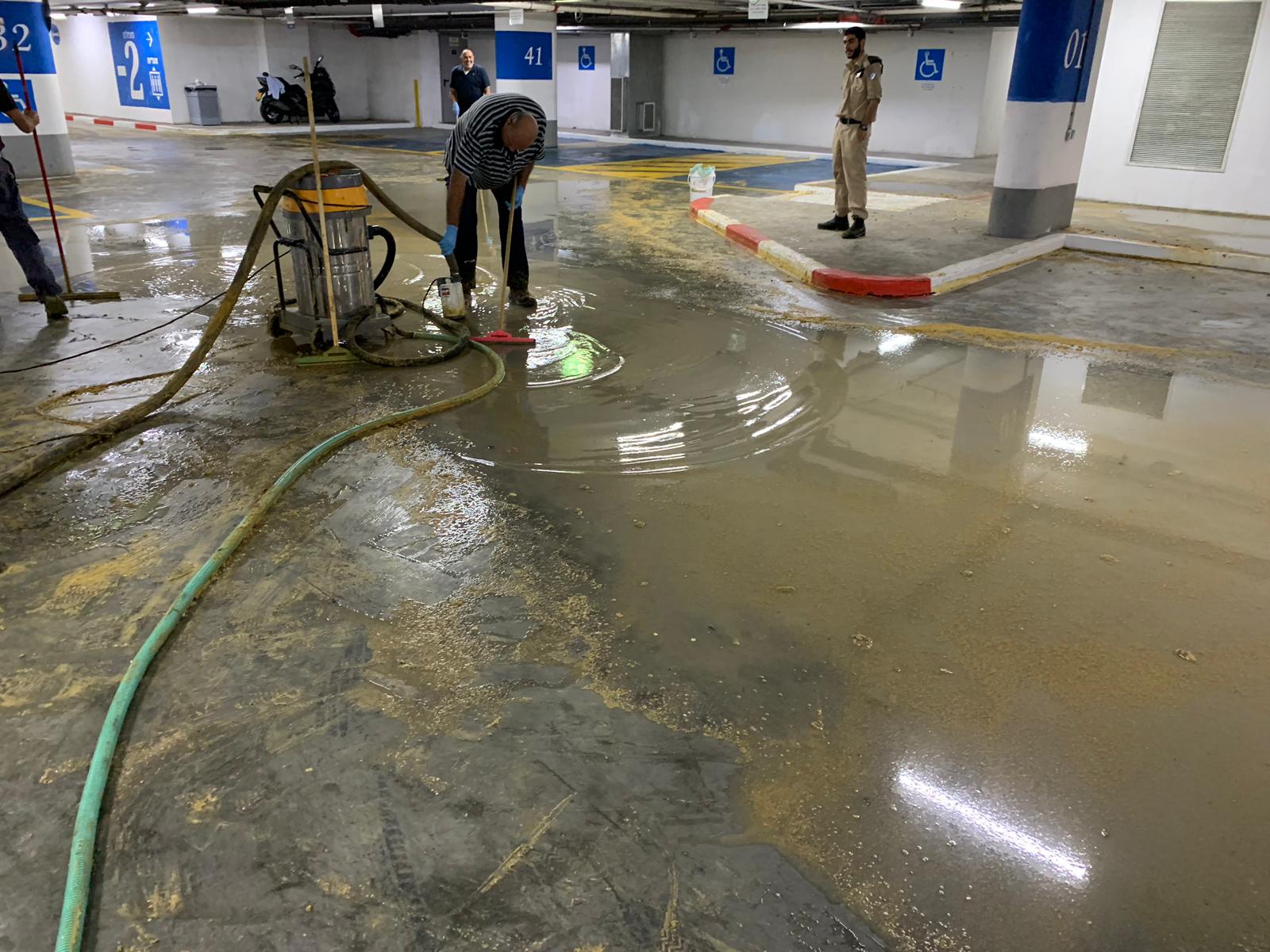 שאיבת מים כחלק מטיפול בהצפה של חניון