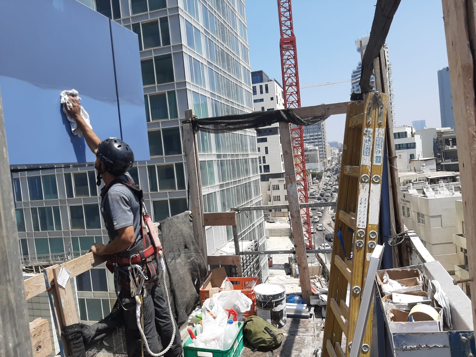 ניקוי חלונות בגובה ושטיפת חזיתות