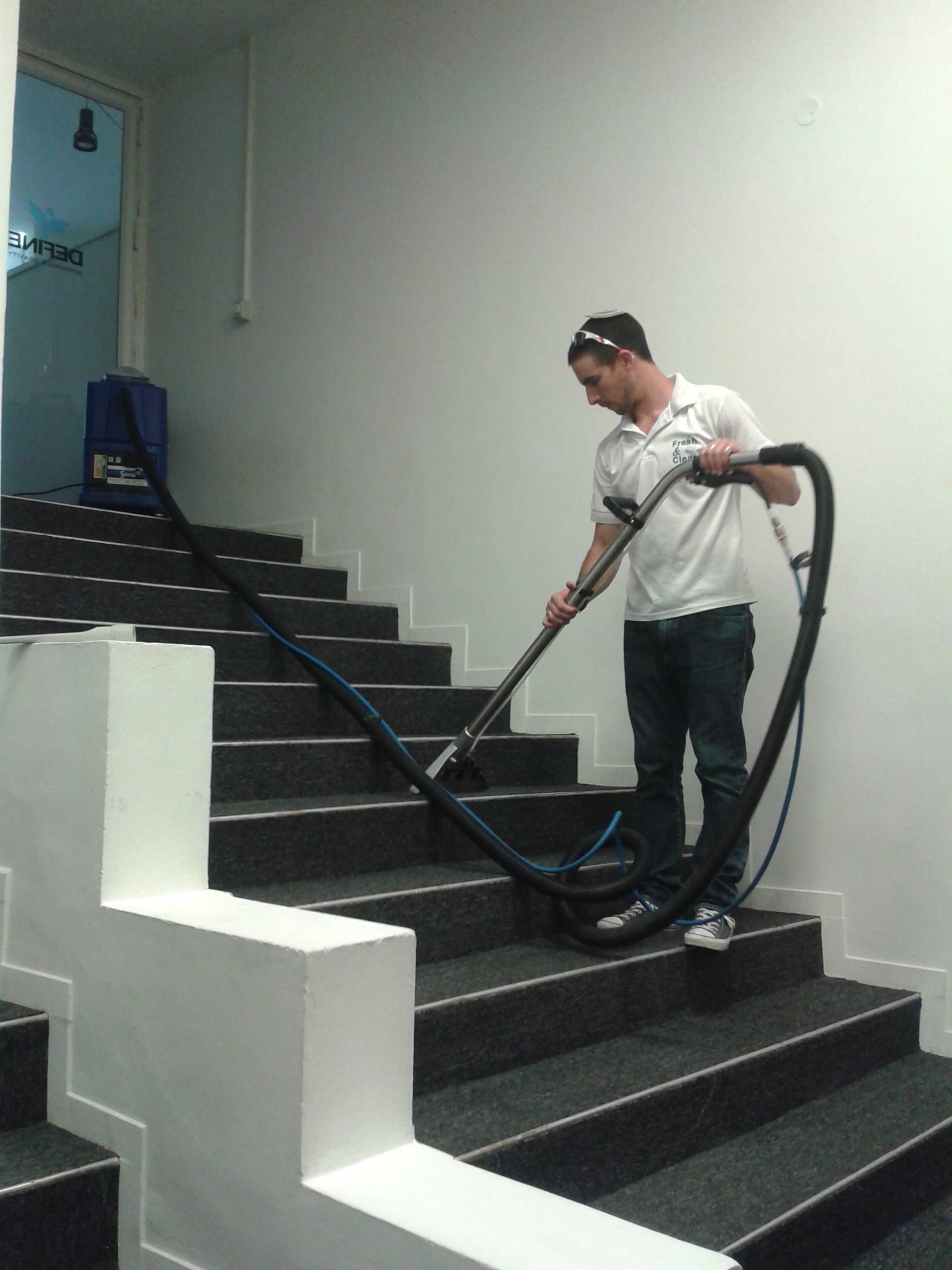 ניקוי שטיחים מקיר לקיר בגרמי מדרגות