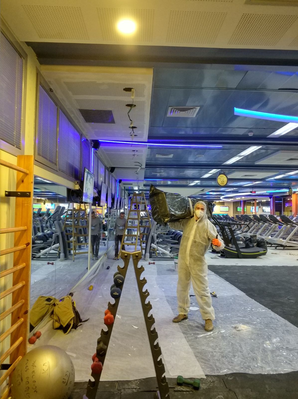 פינוי תכולה וניקוי במהלך ביצוע עבודת שיקום נזק צים בחדר כושר לאחר הצפה 