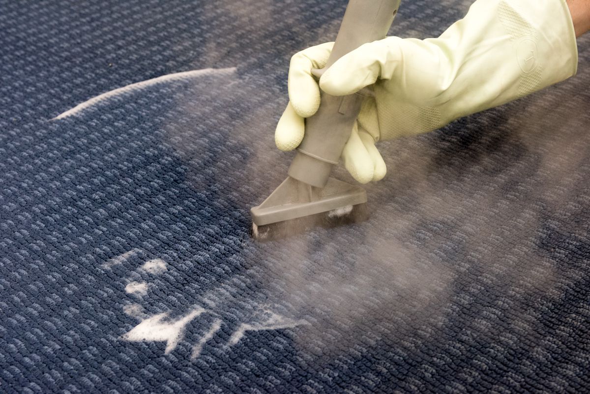 ניקוי אבק וכתמים באופן ידני משטיחי רצפה