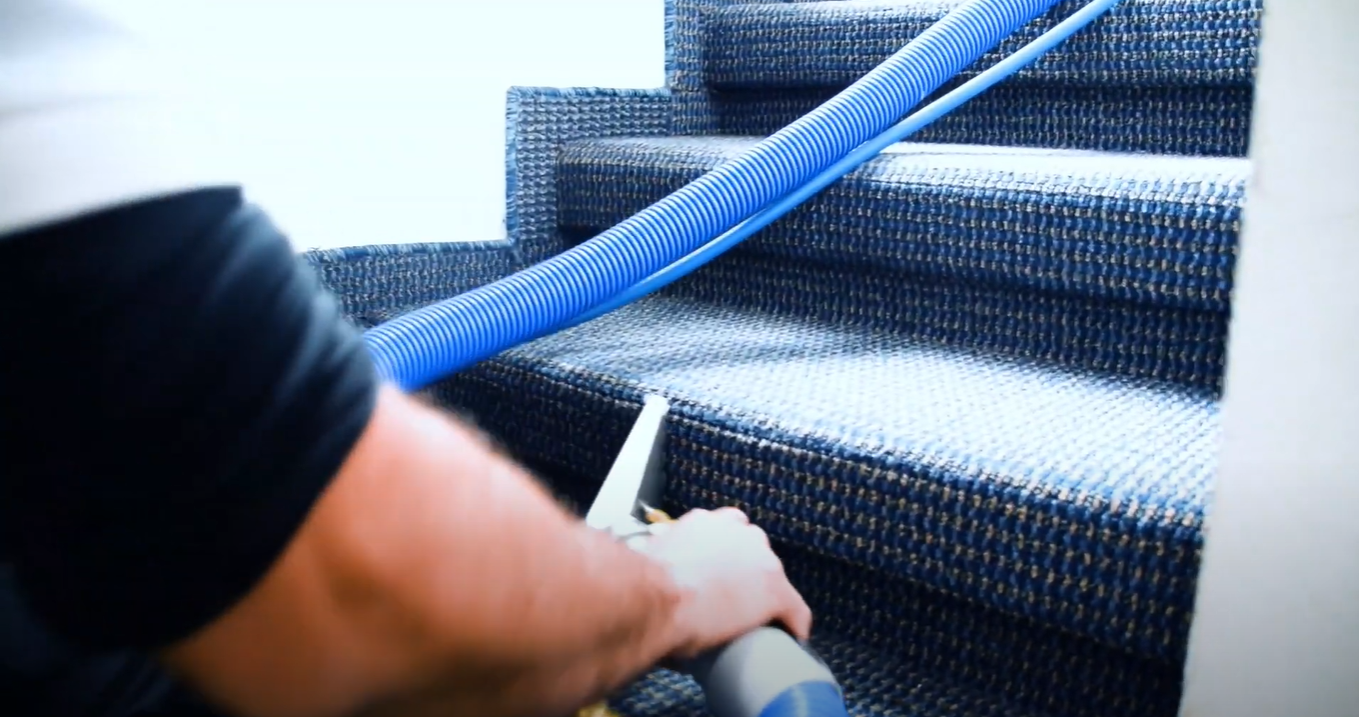 שאיבת שטיחים מקיר לקיר מדרגות