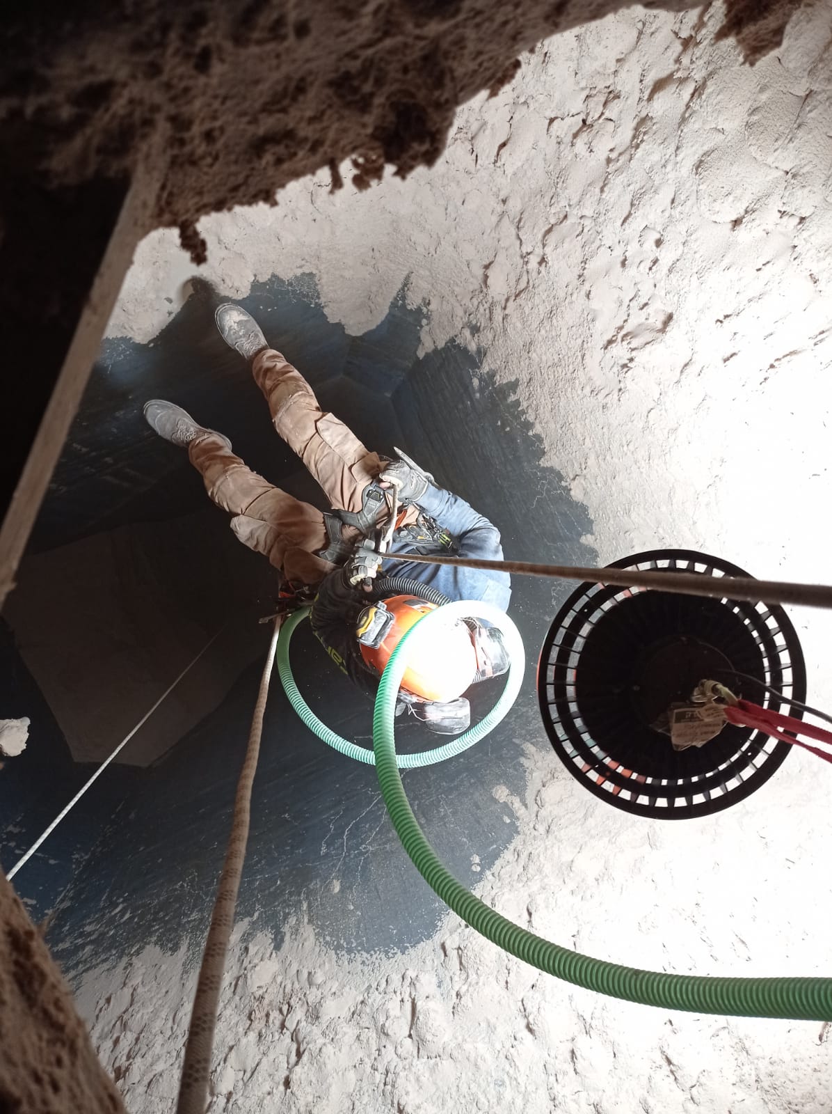 עבודות ניקוי פנים סילו , עבודה בחלל מוקף תוך שימוש בגלישת סנפלינג