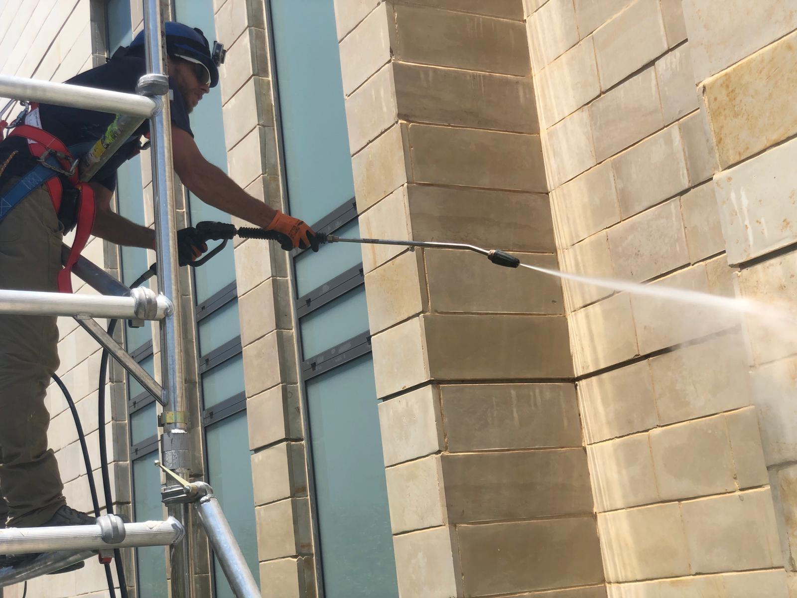  עבודה בגובה של ניקוי חזיתות בלחץ