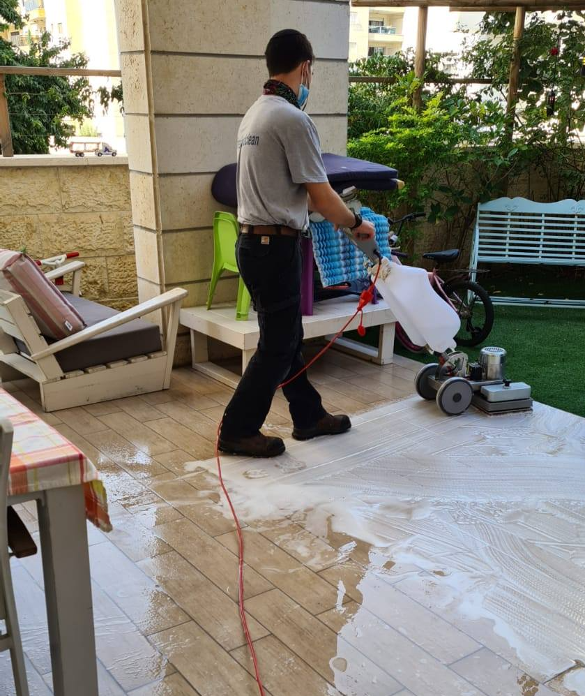 ניקיון רצפת חוץ