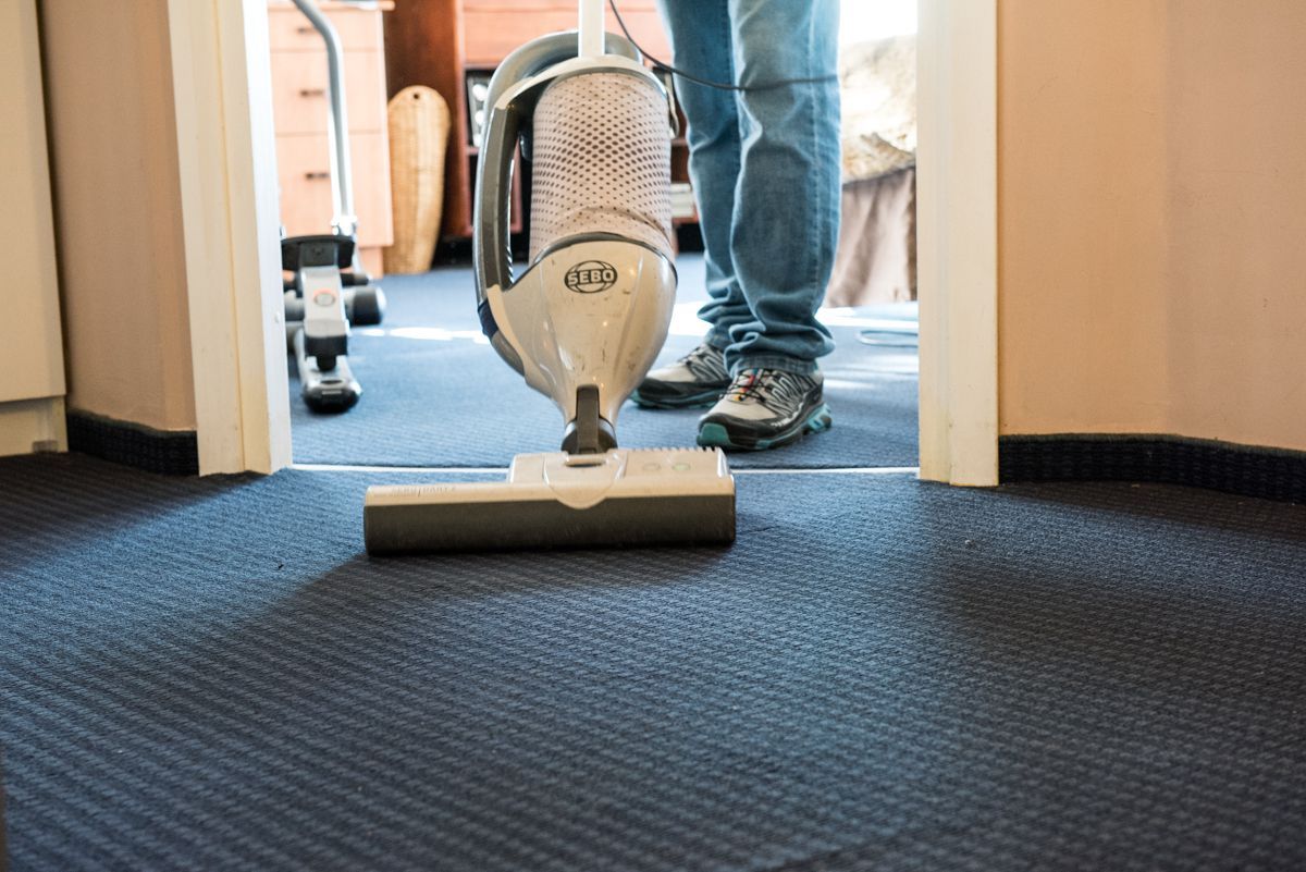 עבודת שאיבת שטיחים מקיר לקיר