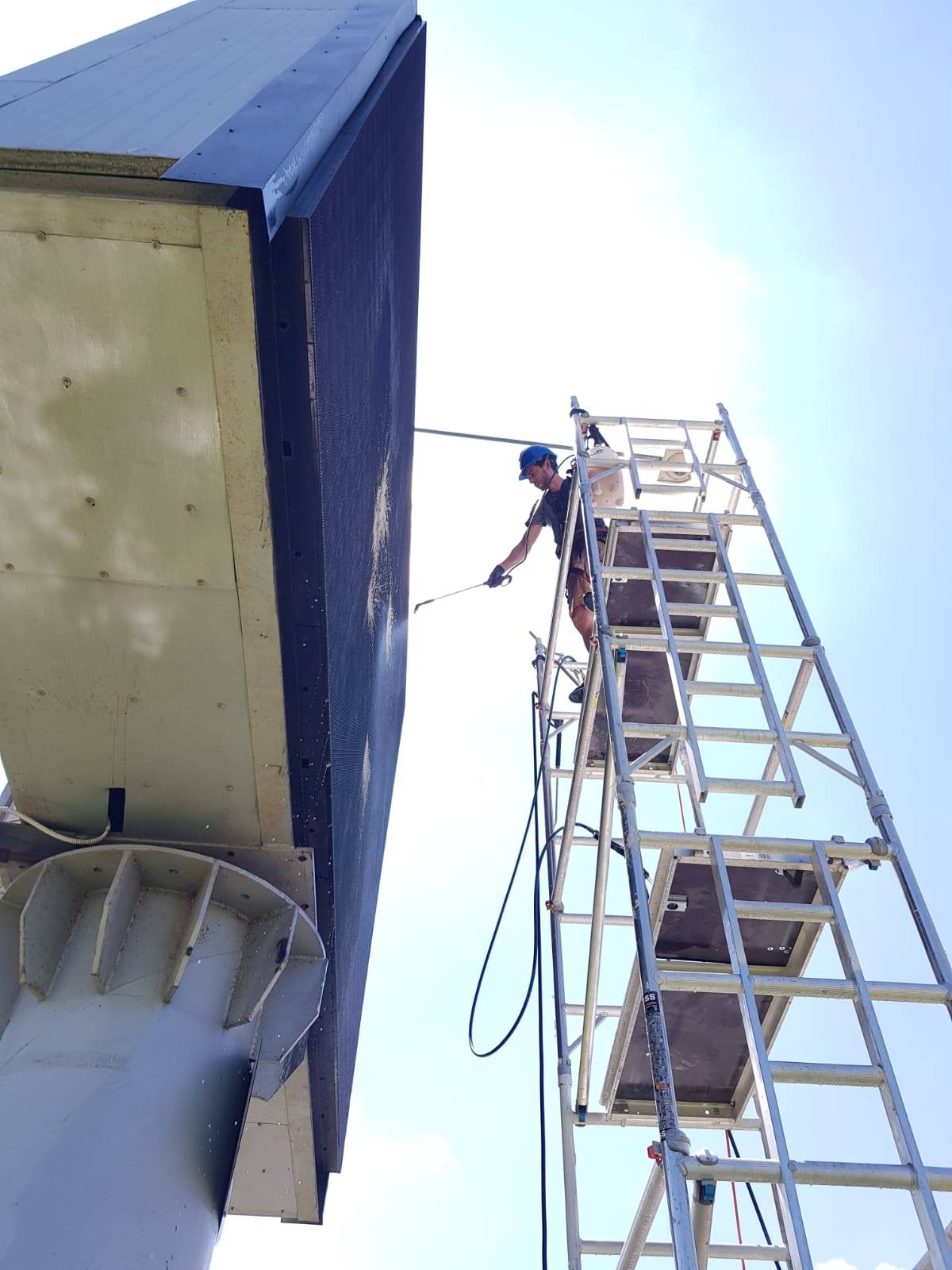 ניקוי שלטים בגובה