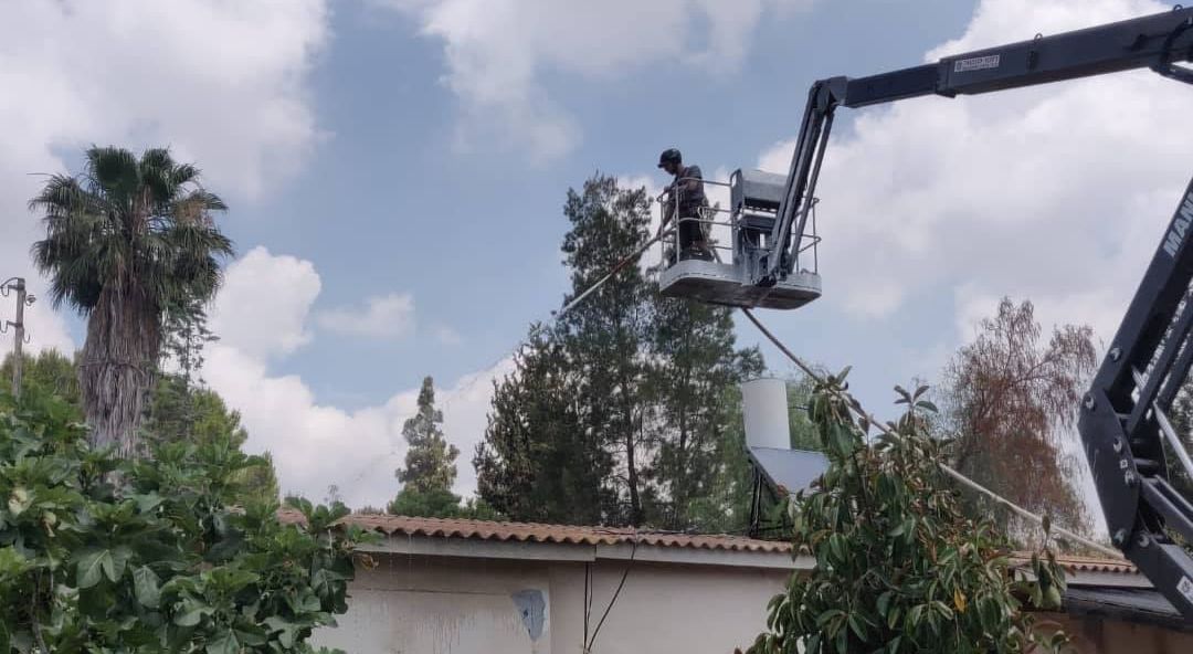 עבודה בגובה , שטיפת גג בלחץ מים