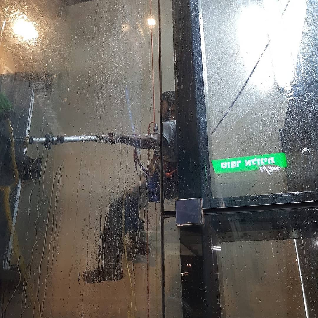 ניקוי ושטיפת מעליות שקופות בסנפלינג