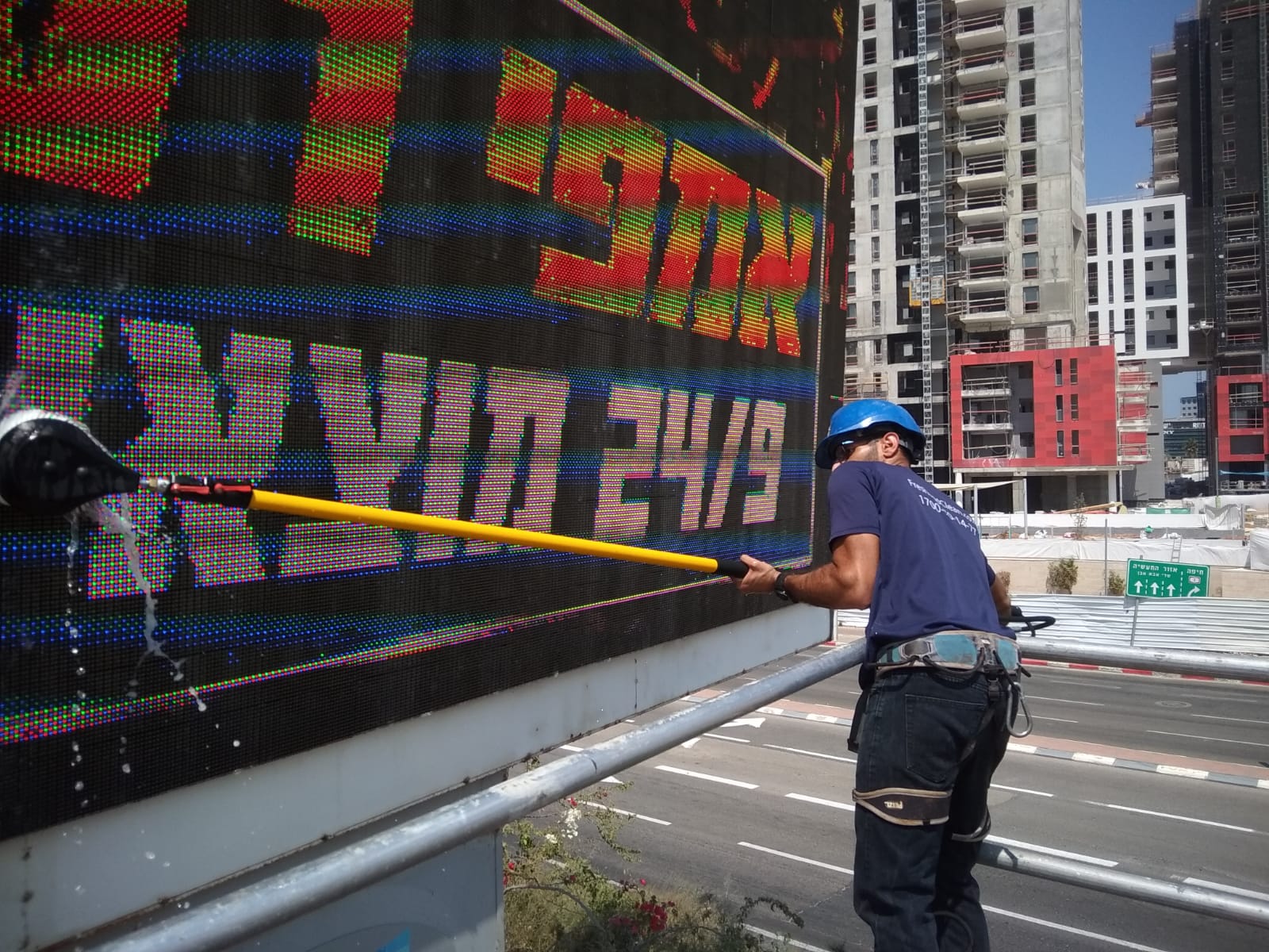 ניקוי שלטי חוצות