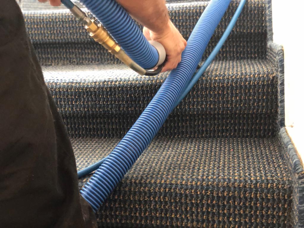 שאיבת וניקוי שטיחים מקיר לקיר על גבי מדרגות