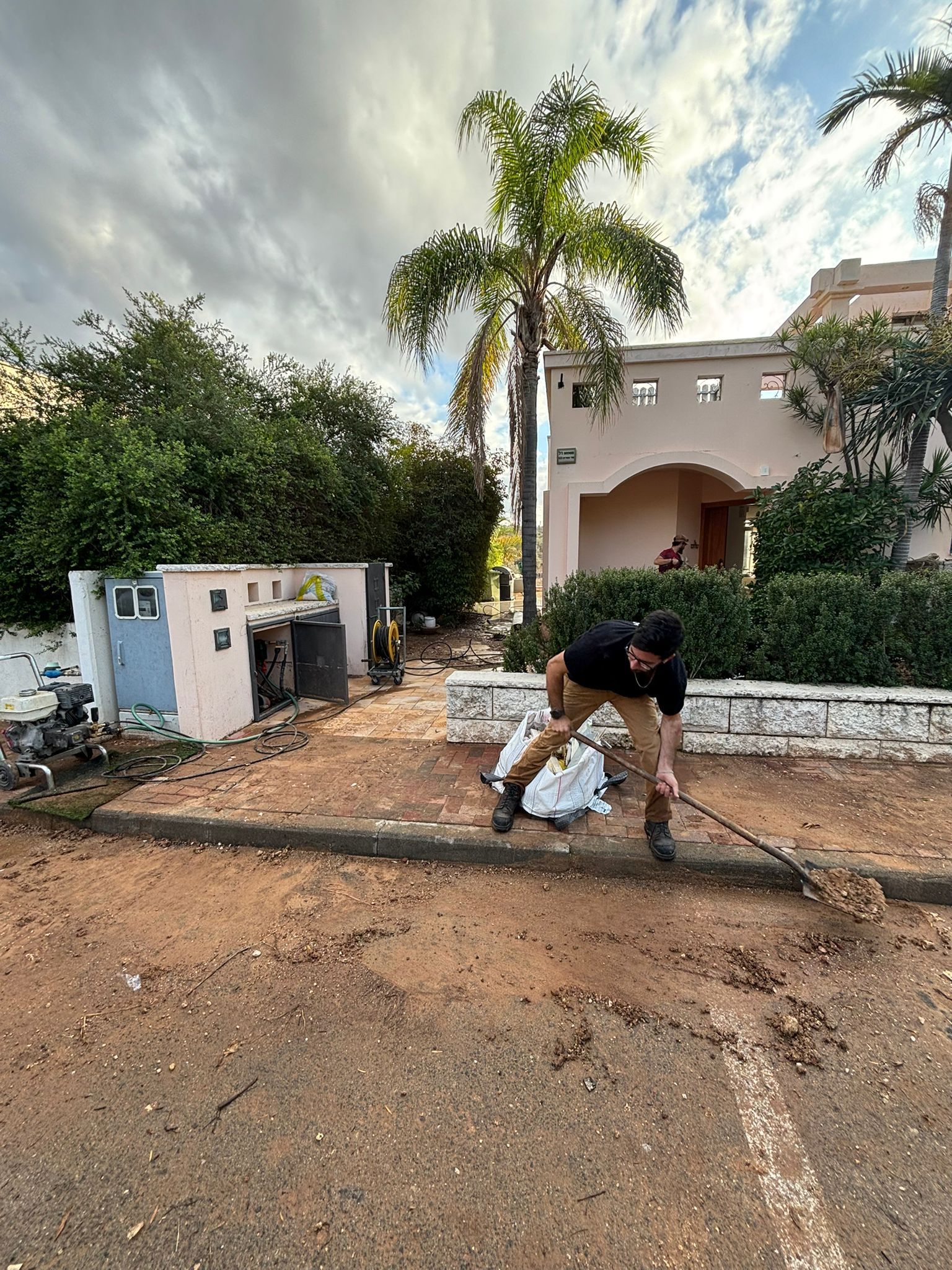 פינוי פסולת כחלק מעבודות שיקום וניקיון לאחר נזק מים, טיפול בנזק הצפה