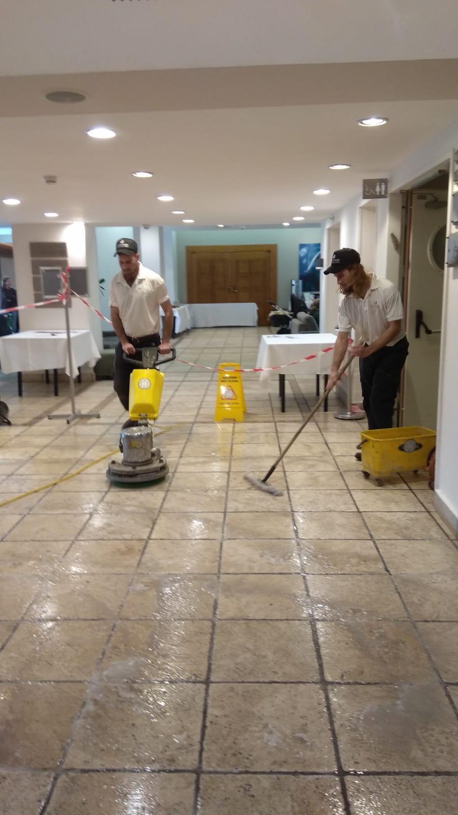 העובדים של פרש בעבודת הברת וניקוי רצפה