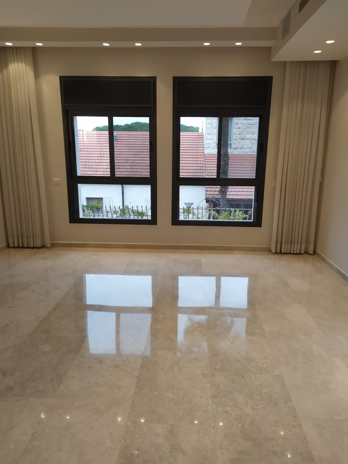 רצפה לאחר ביצוע הברקה קריסטלית