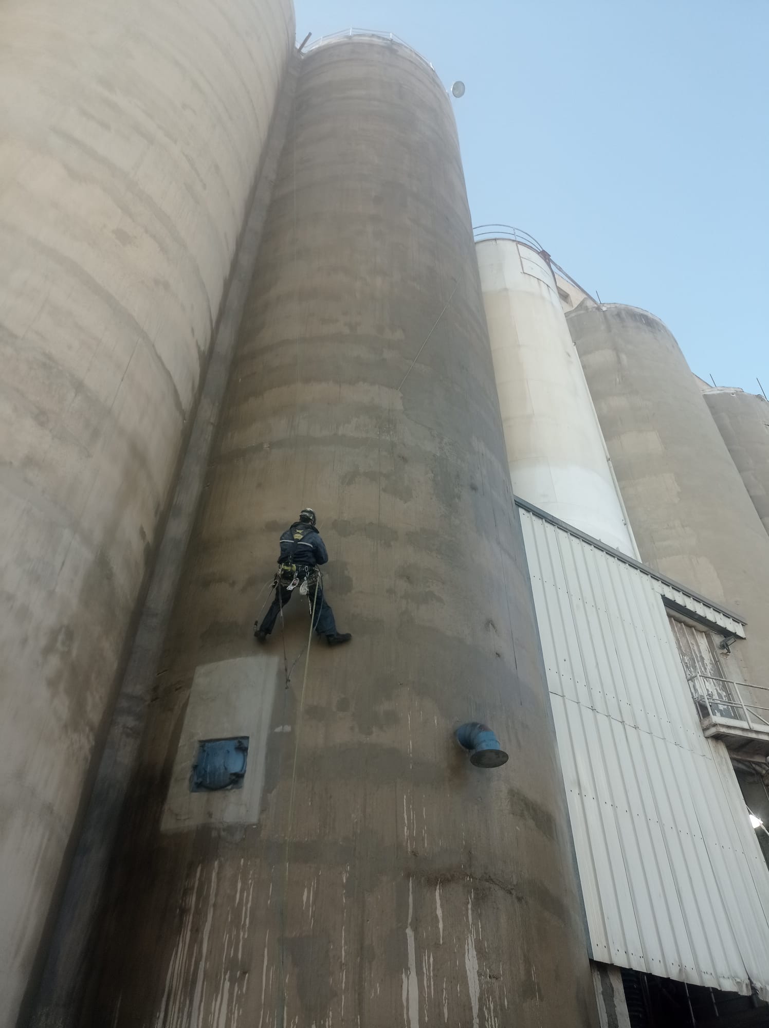 שטיפה חיצונית וצבע למכלי סילו