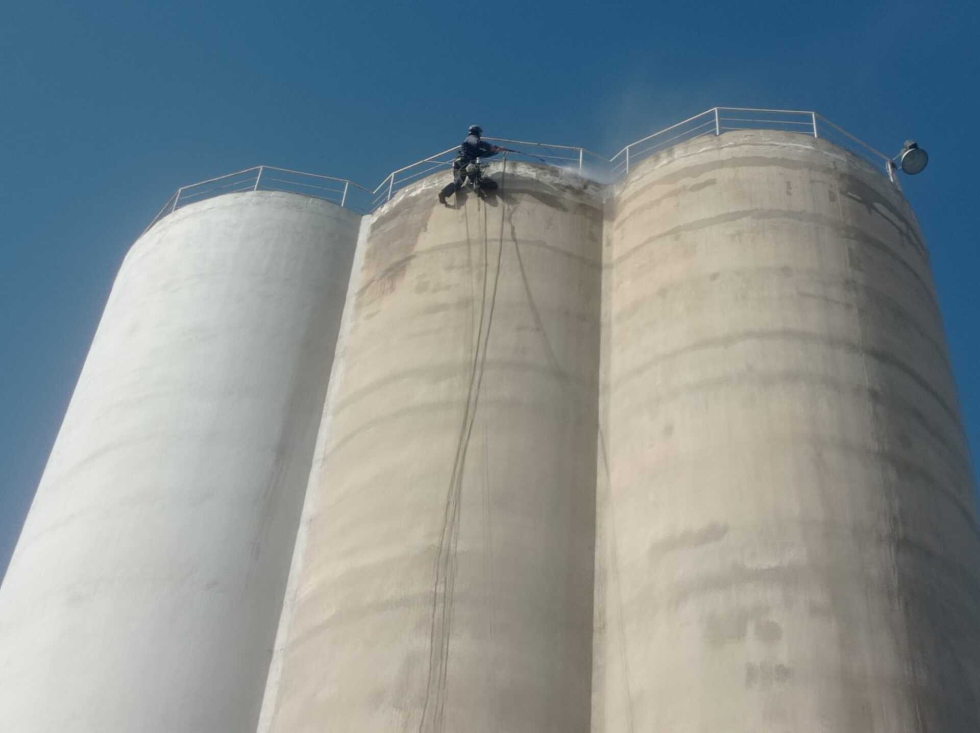 עבודות צבע חוץ למכלי סילו בגובה באמצעות גלישת סנפלינג