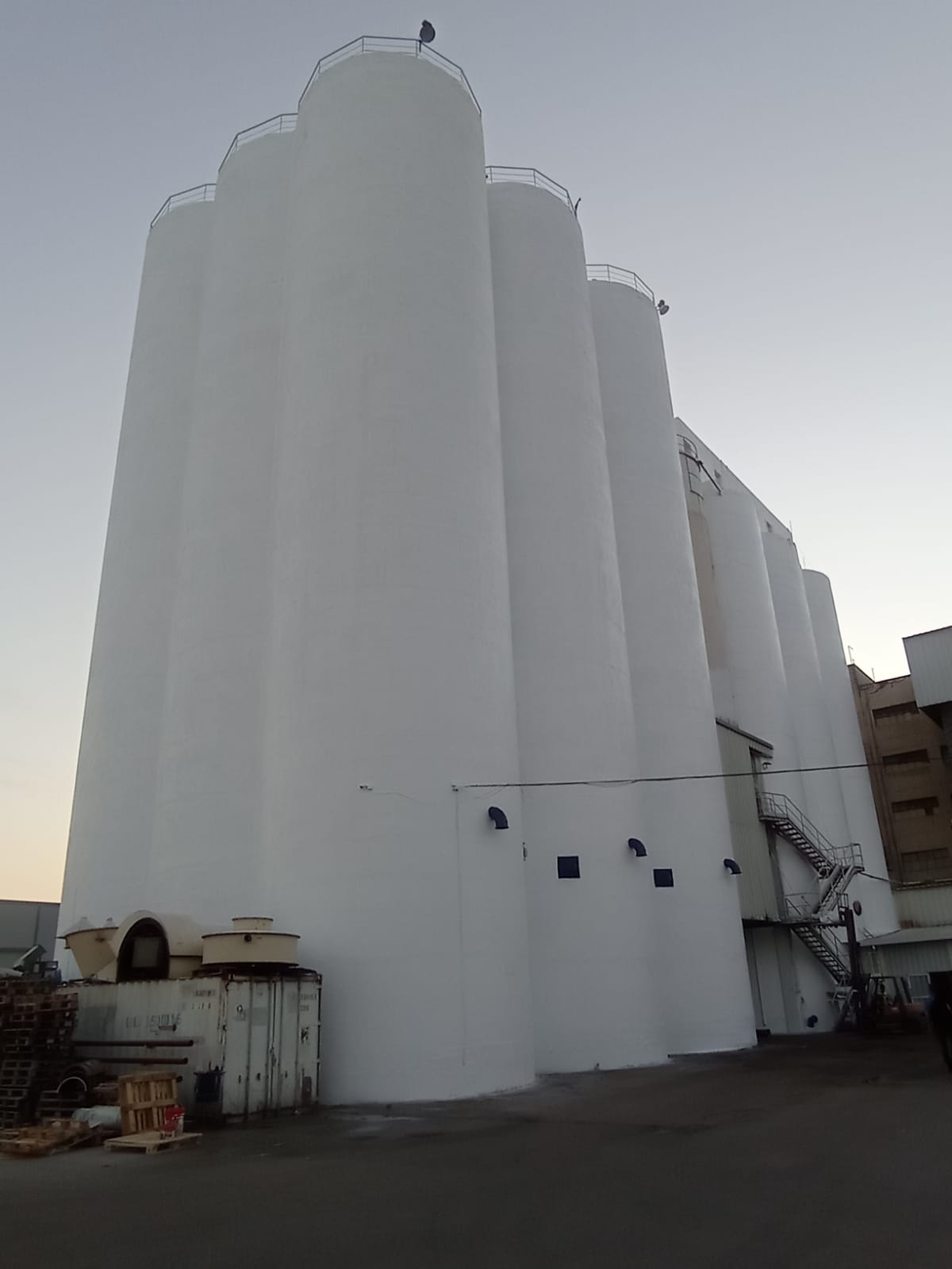 סילוסים במפעל לאחר ביצוע עבודות צבע חוץ ע
