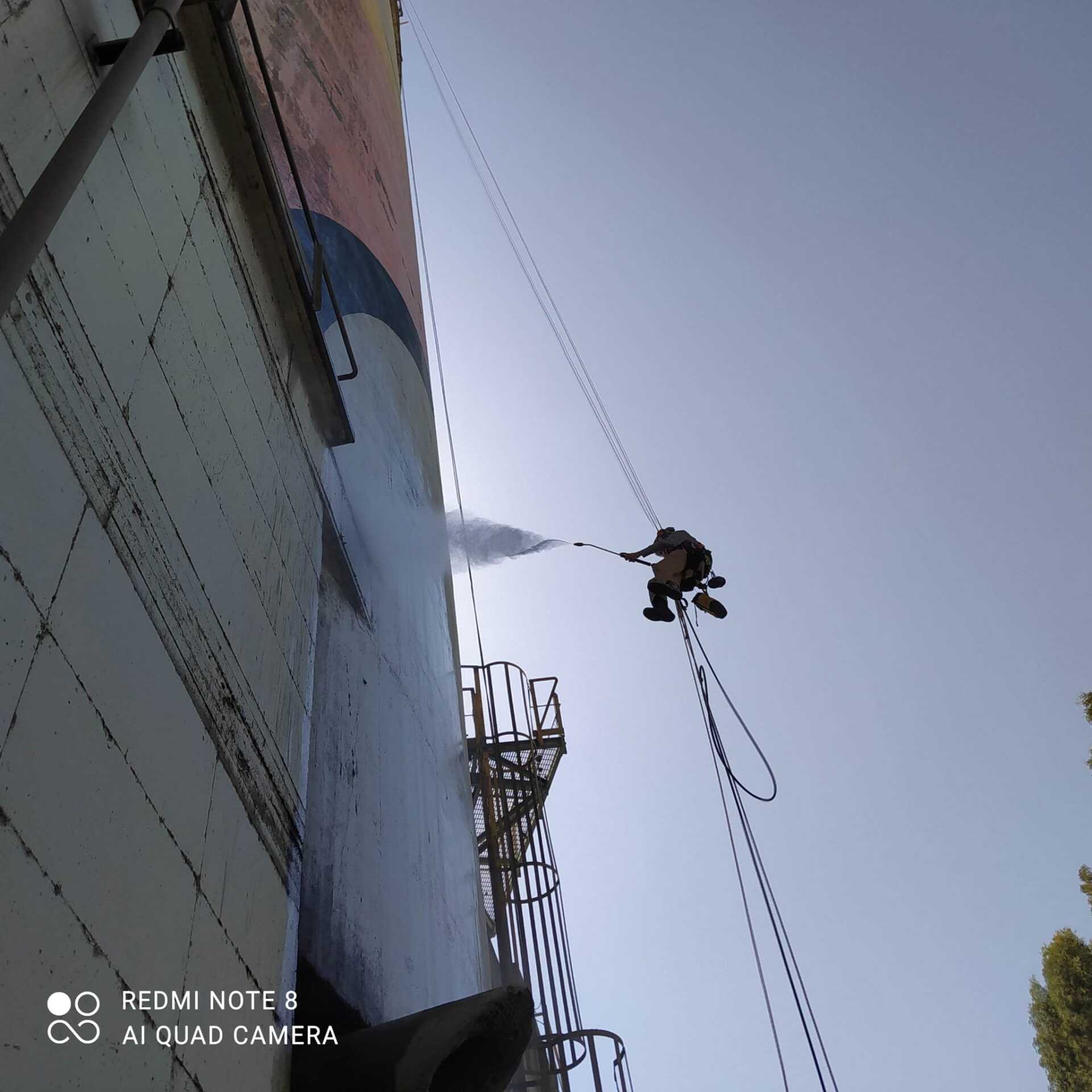 שטיפה חיצונית למכלי סילו כהכנה לצבע חוץ