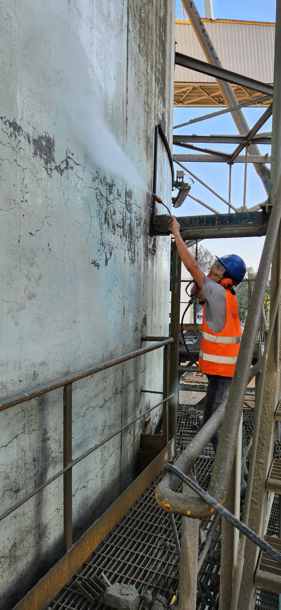 ביצוע שטיפה חיצונית למיכל סילו כחלק מהכנה ליישום צבע חוץ