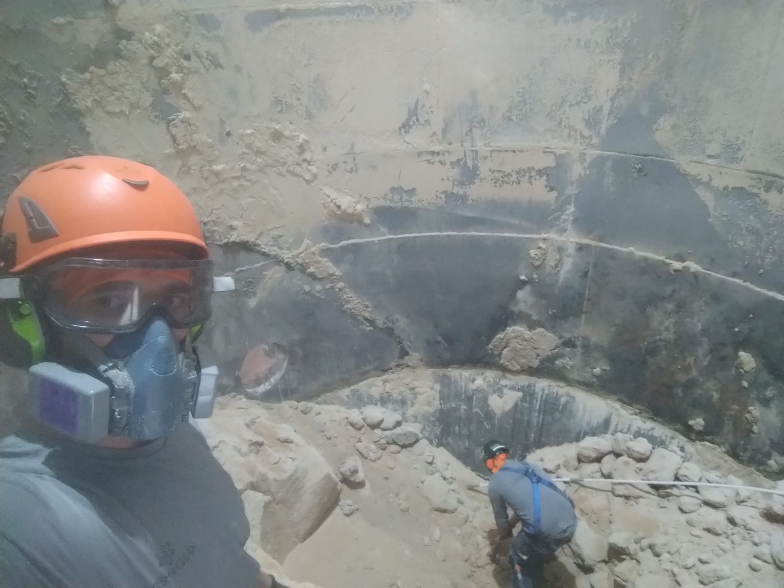 הצוות של פרש אנד קלין בעבודת פינוי וניקוי מיכל סילו בטון