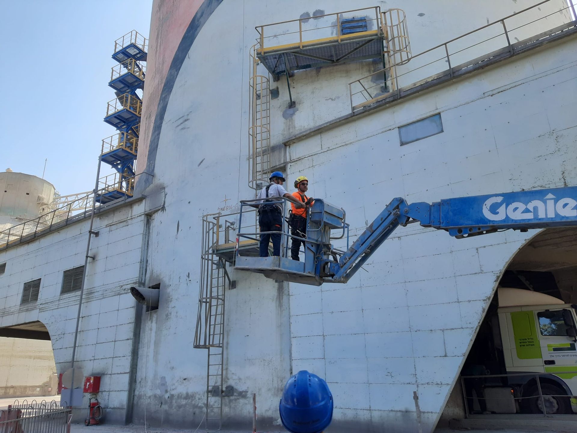 עבודה בגובה, צבע חוץ במפעלים