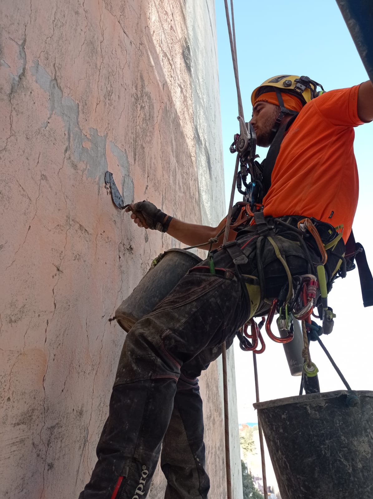 תיקוני טיח ושיקום בטון, עבודה בגובה