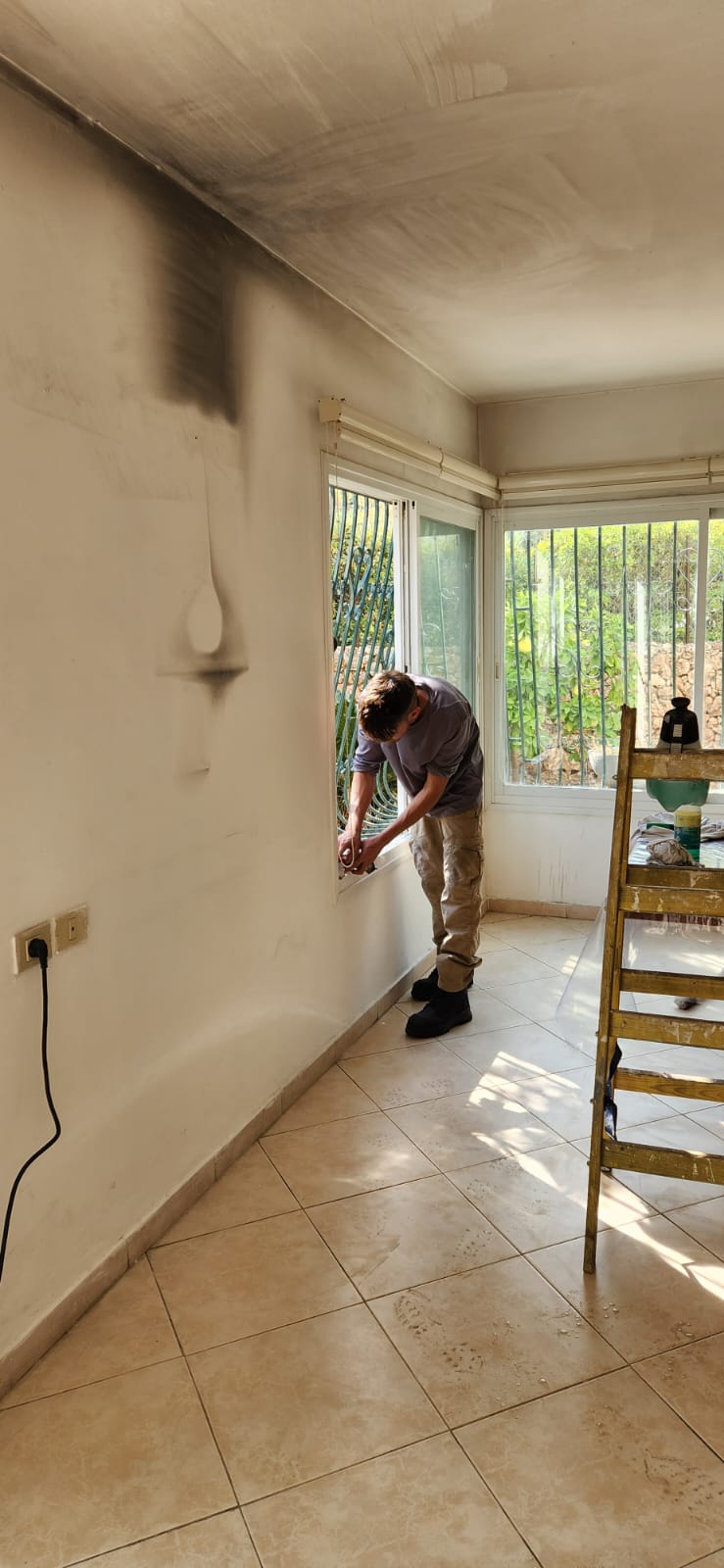 ניקוי פיח מקירות כחלק מעבודות שיקום נזק שריפה