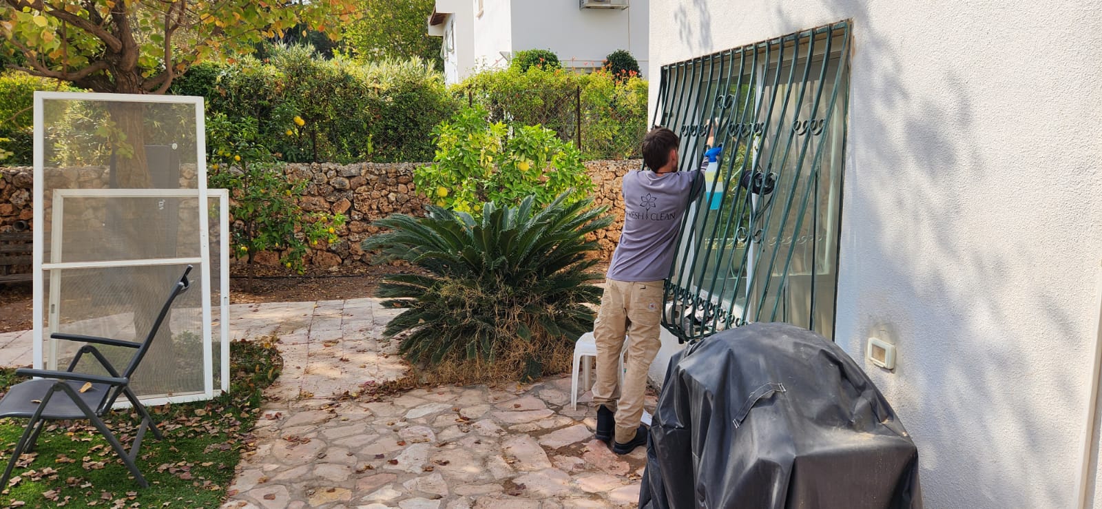 ניקוי חלונות כחלק מעבודות שיקום נזקי שריפה