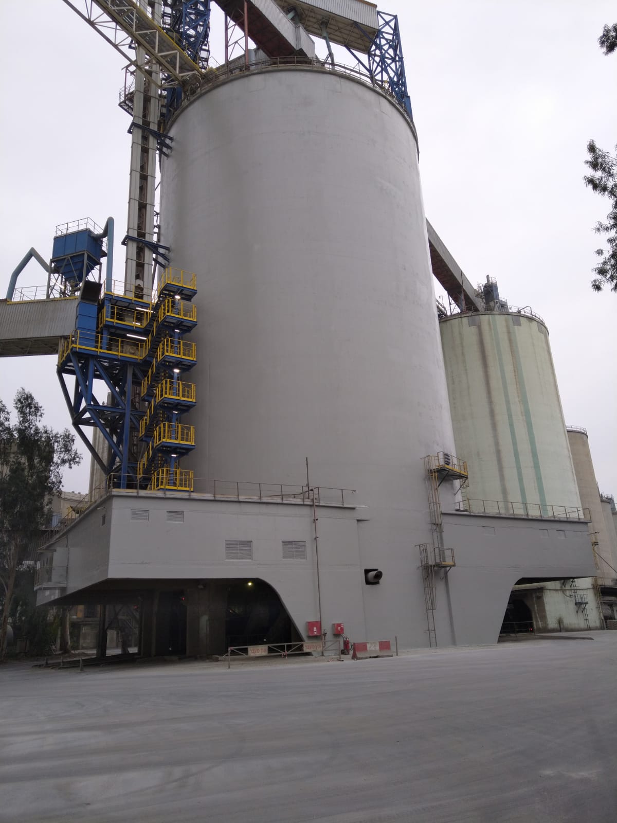 צבע חוץ למכלי סילו וממגורות