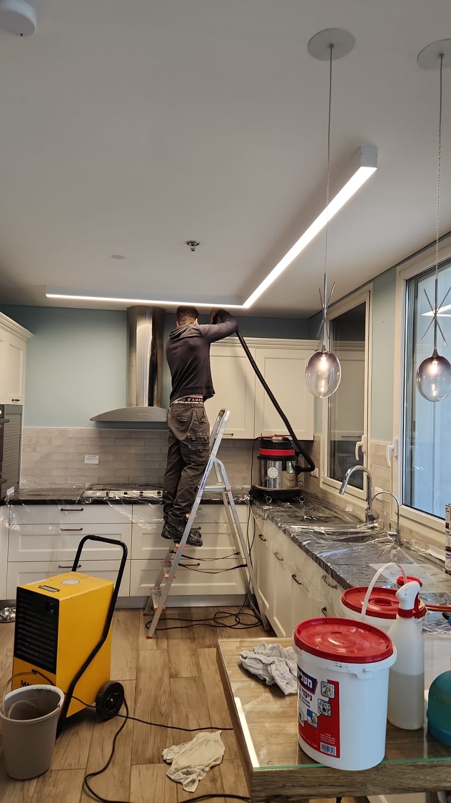 עבודות ניקיון במהלך שיקום נזק שריפה