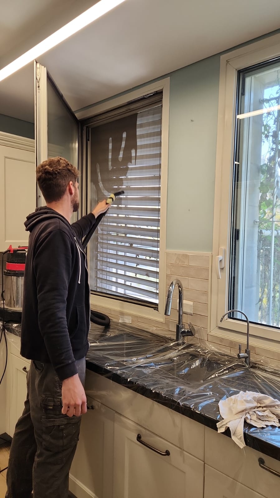 ניקוי פיח מחלונות לאחר נזק שריפה