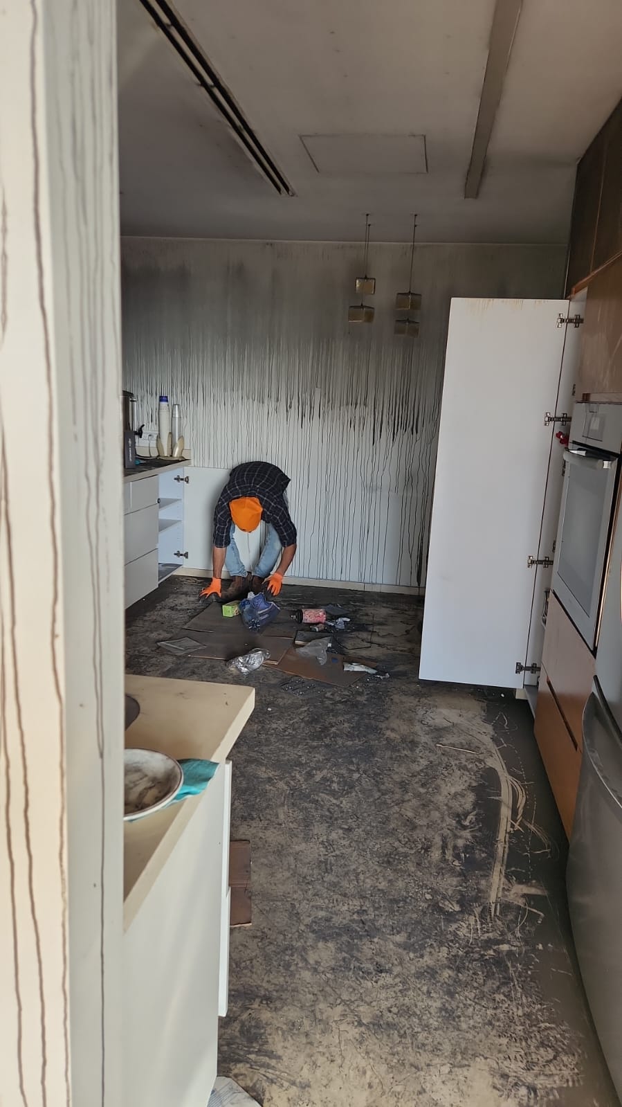 ניקוי דירה לאחר שריפה כחלק מעבודות שיקום נזק אש