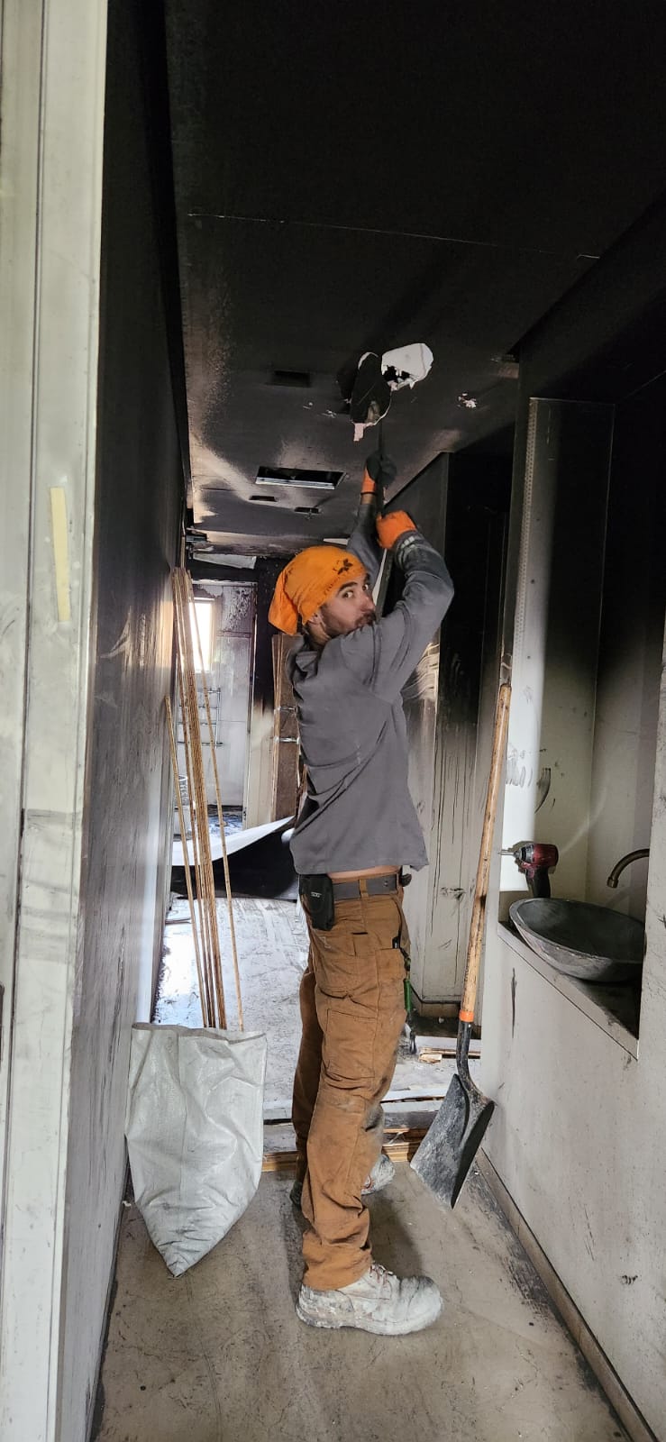 ביצוע עבודות במהלך שיקום נזקי שריפה