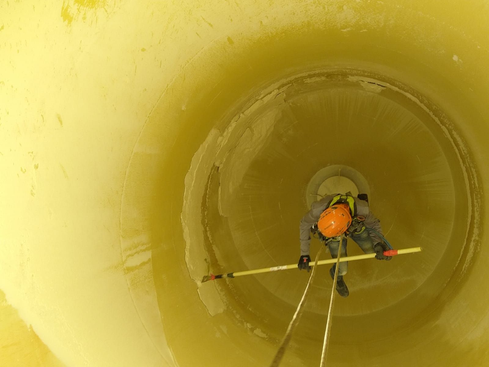 חילוץ חומר מדפנות מיכל סילו