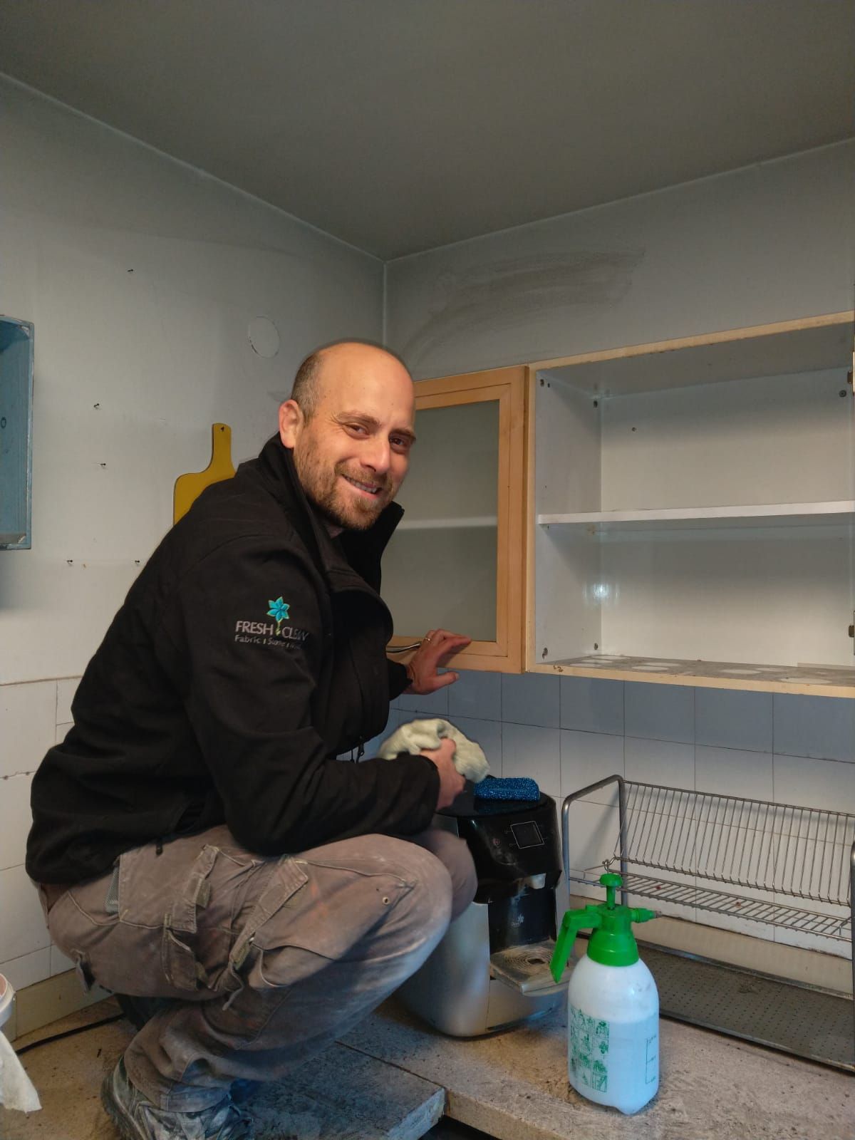 ניקוי פיח מארונות ומדפים כחלק משיקום נזק שריפה