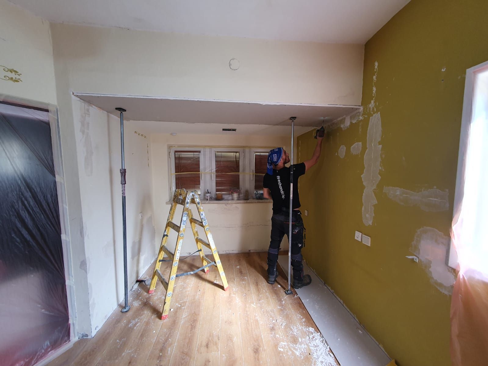 עבודות צבע וגבס במהלך שיקום נזק 