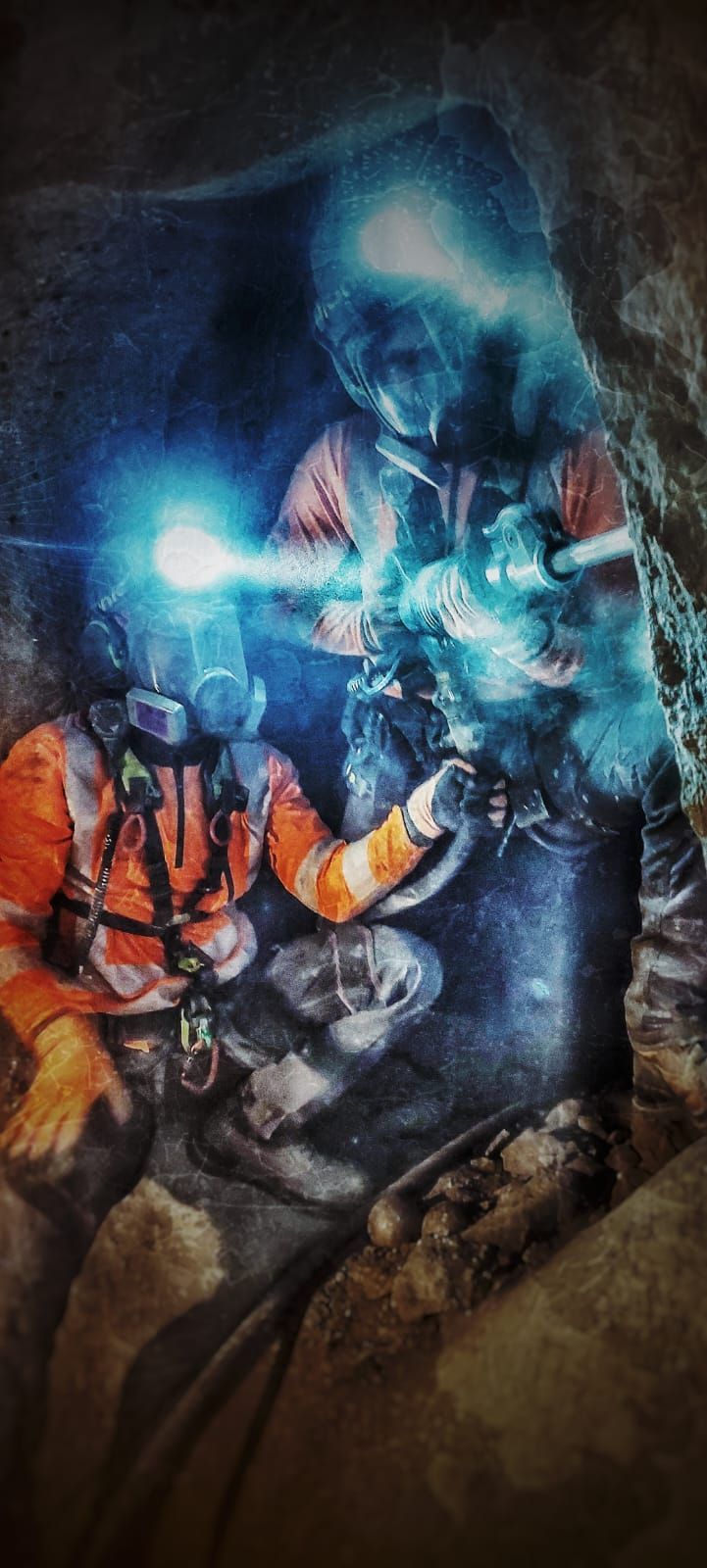 פינוי חומר תקוע מתוך בונקר במפעל נשר מלט